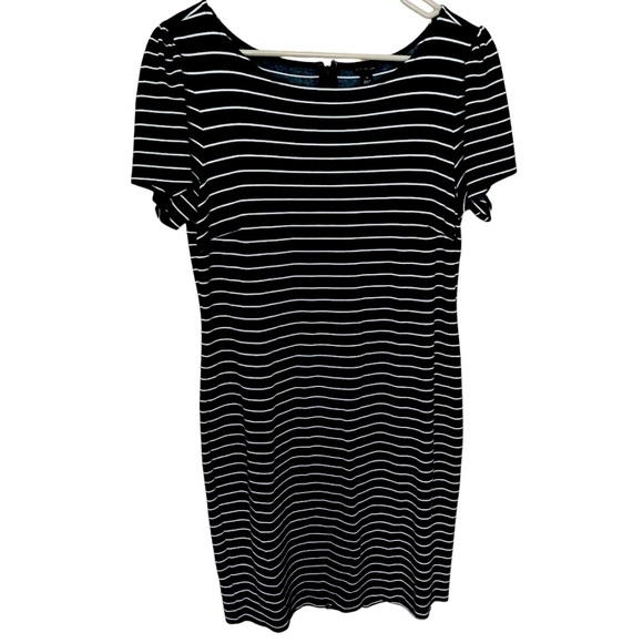 Ann Taylor Dresses & Skirts - Ann Taylor stretchy & chic Black White Striped Dress Short Sleeves Size 6.